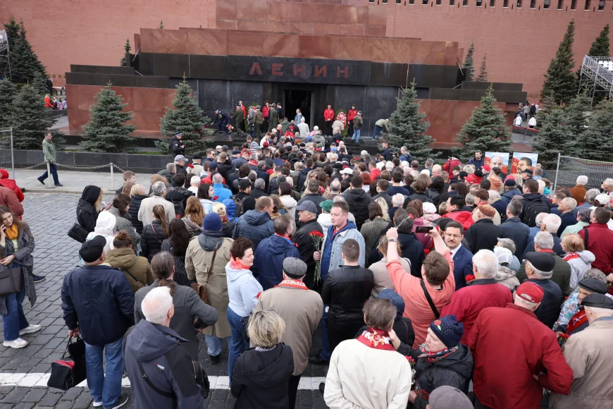 Ruşii au făcut coadă la Mausoleul lui Lenin. S-au temut că ar putea fi ultima zi de vizită