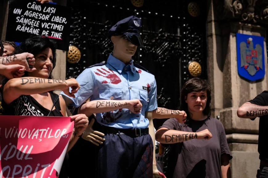 Zeci de protestatari cer demisia șefului Poliției Prahova, după ce o tânără a fost ucisă toporul de fostul iubit în comuna Lipănești