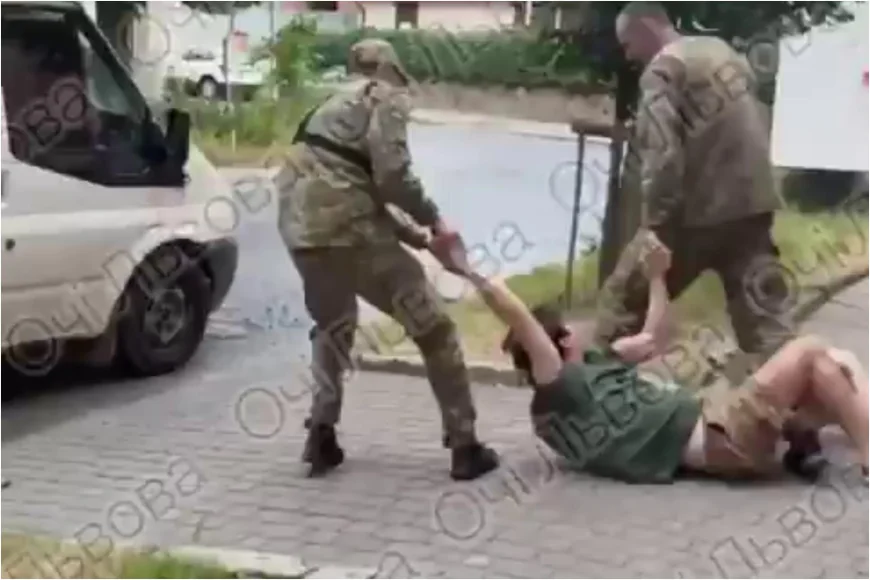 Un recrut a împușcat mortal doi instructori militari în Ucraina. Un alt bărbat a fost luat cu forța din casă