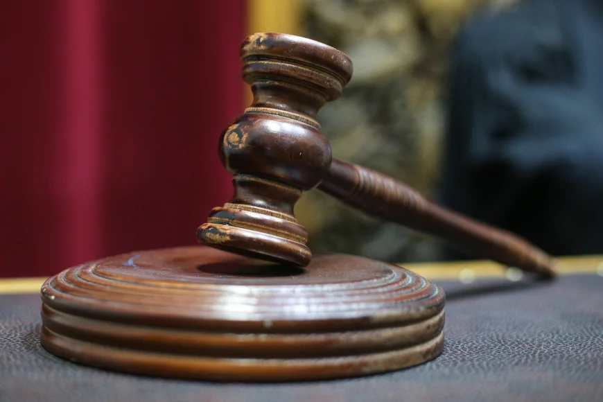 Minor arestat preventiv după a tăiat-o la gât pe fosta sa iubită majoră. I-a cerut mii de euro pentru a suna la 112, deși îi furase deja bani când dormea