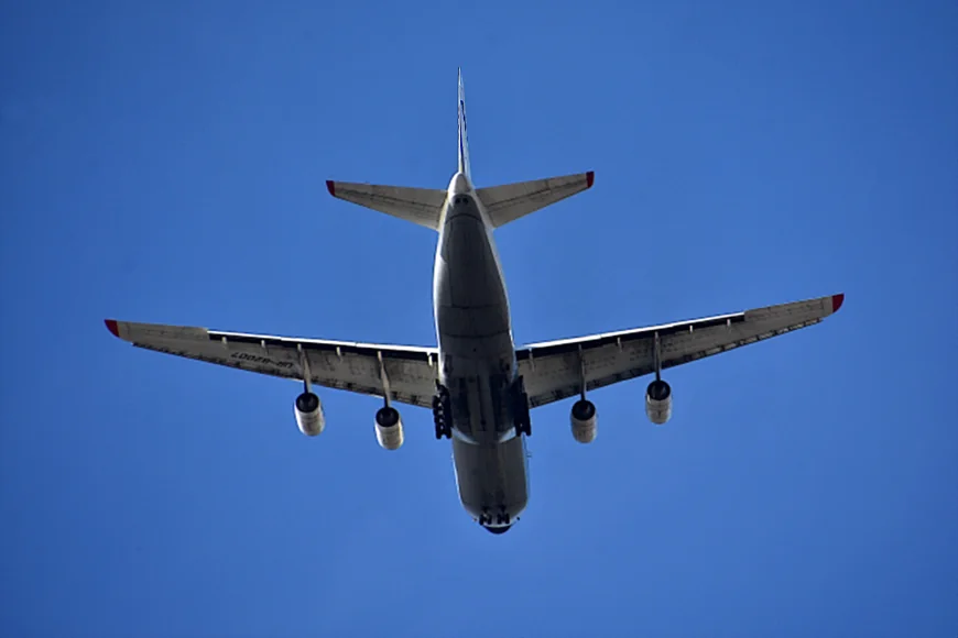 Un avion a aterizat de urgență după ce un pasager s-a luat la ceartă cu o însoțitoare de bord și a încercat să deschidă o ușă, în zbor