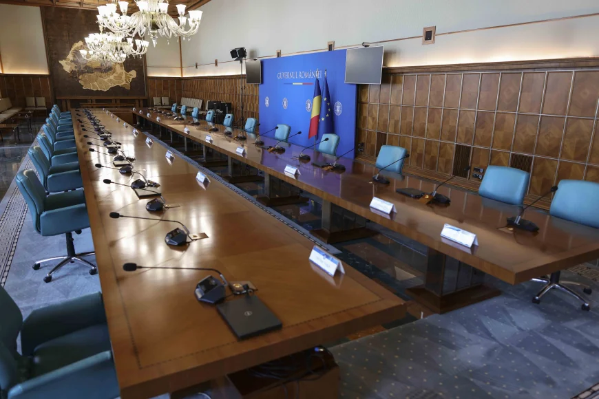Funcționarii publici din primării critică noile măsuri anunțate de Bolojan: Transformă salarizarea în armă de constrângere politică
