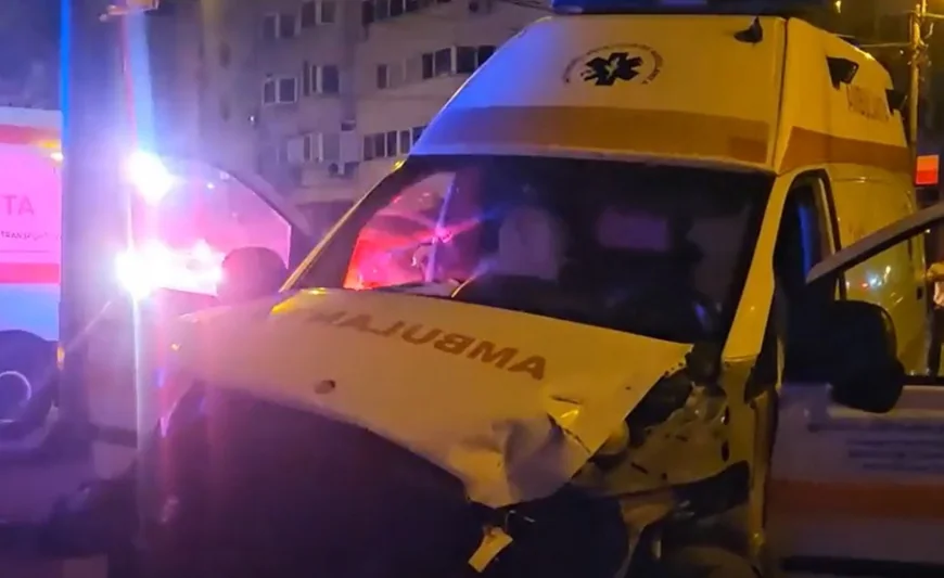 Ambulanţă din Constanţa, lovită de un şofer neatent: a spus că au auzit sirena, dar nu ştia de unde vine