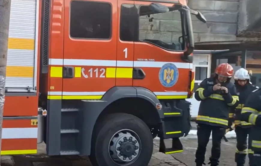 Incendiu de proporţii în Iaşi: au ars 250 de metri pătraţi dintr-o hală. Focul, stins după câteva ore