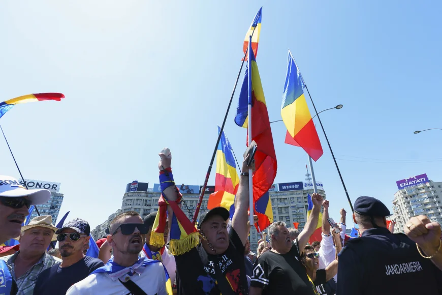 FOTO VIDEO Îmbrânceli cu jandarmii la un protest în Piața Victoriei / Manifestanții scandează „Florin Georgescu președinte”