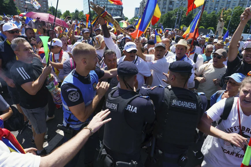 Îmbrânceli cu jandarmii la protestul susținătorilor lui Călin Georgescu. Un bărbat a fost prins cu un cuţit
