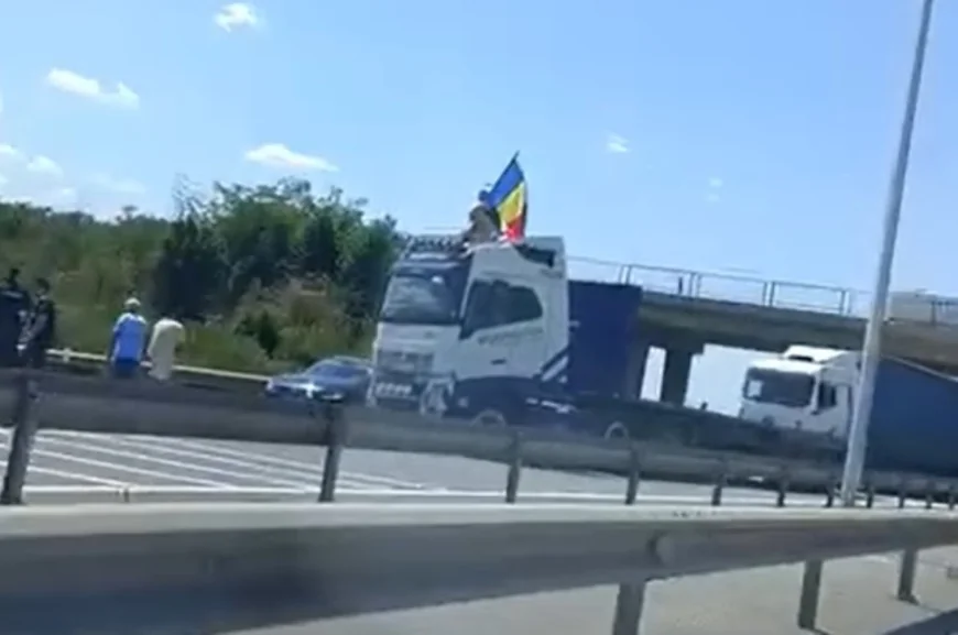 Protest pe A1: un șofer de TIR a blocat autostrada și a fluturat steagul României. Traficul, reluat, iar manifestanții duși la poliție