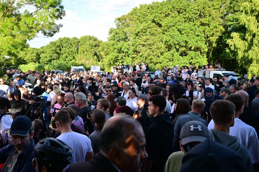 Noi tensiuni între polițiști și protestari în fața unui hotel din Marea Britanie care găzduia solicitanți de azil. „Expulzați infractorii străini”
