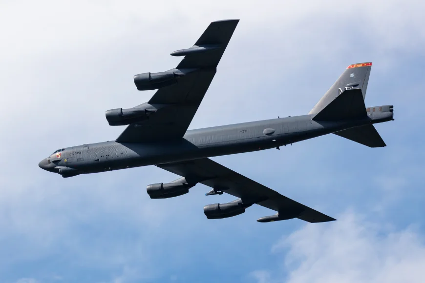 „Manevră agresivă” de urgență în aer: Coliziune cu un bombardier B-52 al armatei americane, evitată la limită de un pilot al unui avion comercial