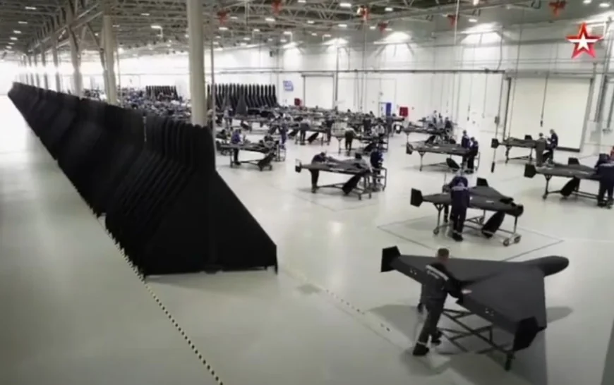 Înregistrarea video care arată cum zeci de adolescenți muncesc într-o fabrică de drone din Rusia, pentru a-i împlini visul lui Putin