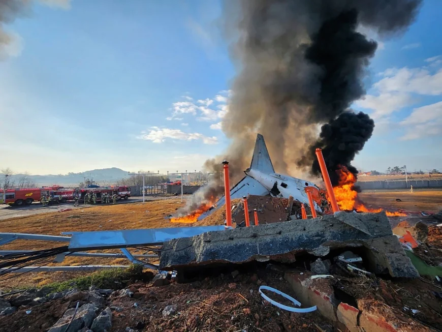 Accidentul de avion Jeju Air: piloții au oprit singurul motor funcțional al Boeingului care s-a izbit de zidul de la capătul pistei