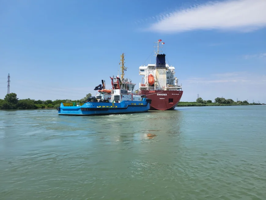 O navă care transporta gaz petrol lichefiat în Ucraina a eșuat pe canalul Sulina / Autoritățile portuare au repus-o pe linia de plutire