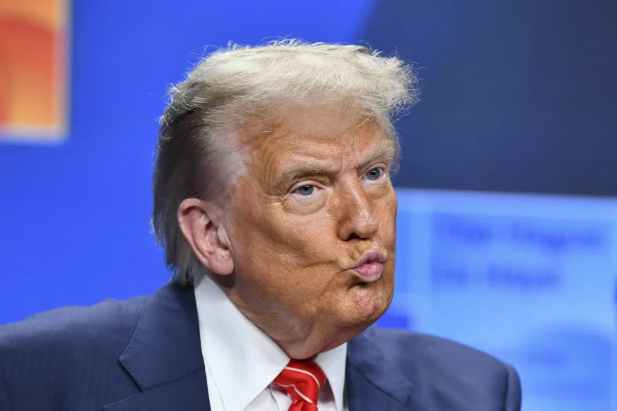 Donald Trump a distribuit un clip fals, în care Barack Obama este arestat și dus la închisoare
