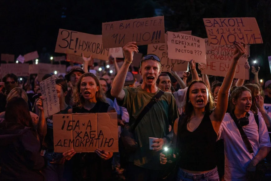 Atacul la instituțiile anticorupție provoacă proteste în Ucraina, critici în Occident și un șoc chiar în echipa lui Zelenski / Criticii văd o represiune a disidenței interne